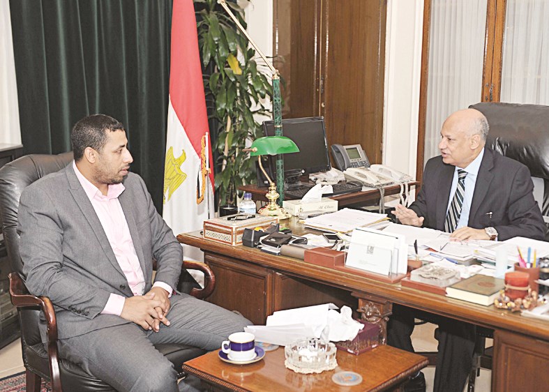 سليمان متحدثا للزميل علي العلاس  (تصوير سعد هنداوي)