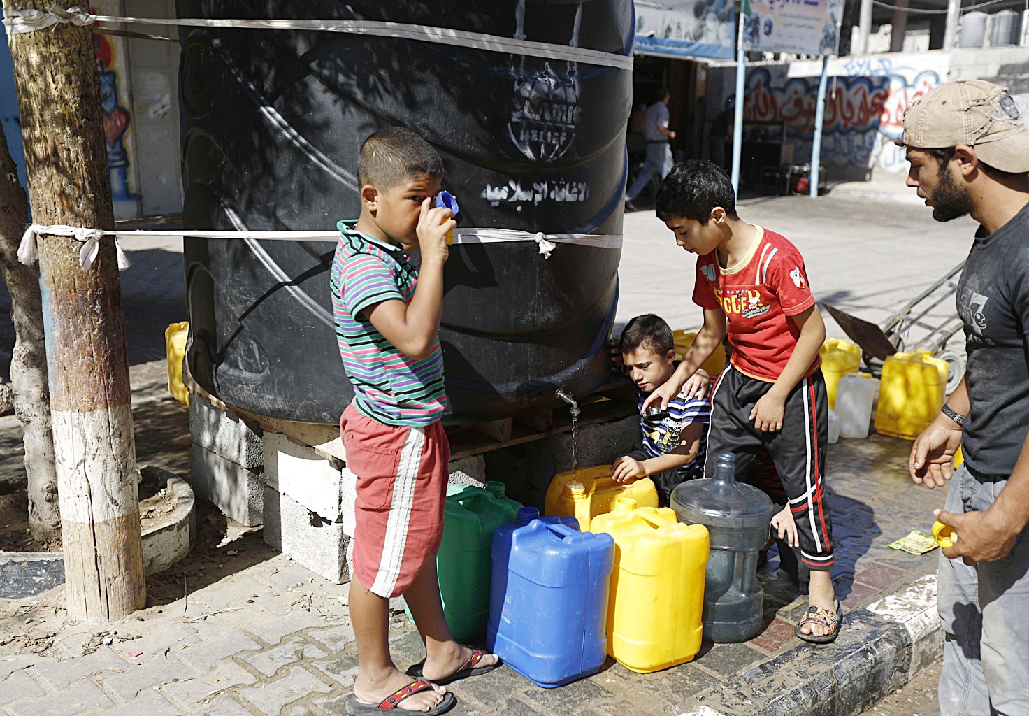 u0623u0637u0641u0627u0644 u064au0639u0628u0626u0648u0646 u0622u0646u064au0627u062au0647u0645 u0628u0627u0644u0645u064au0627u0647 u0641u064a u063au0632u0629 (u0627 u0641 u0628)