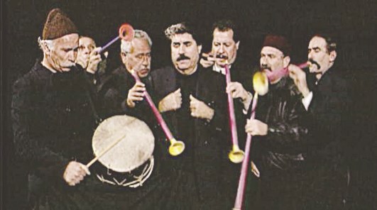 مع أعضاء فرقته