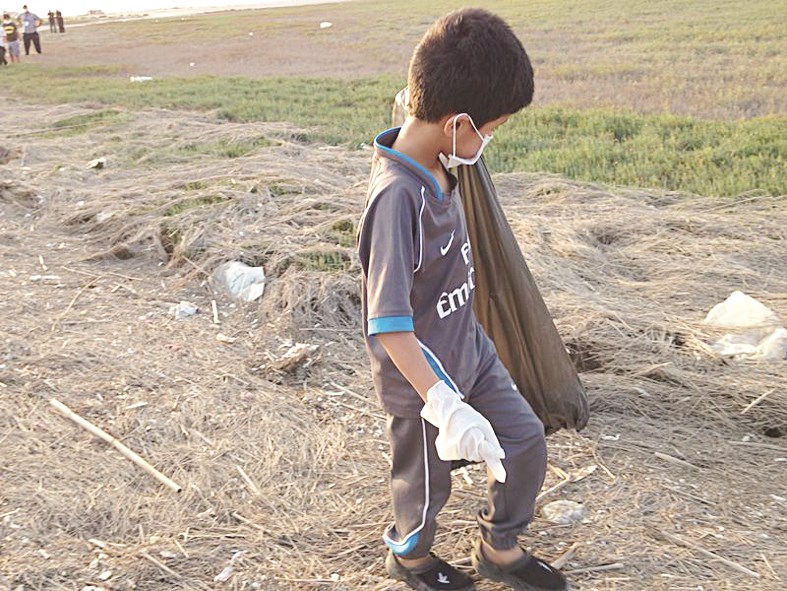 متطوع صغير يبحث عن «المخلفات»