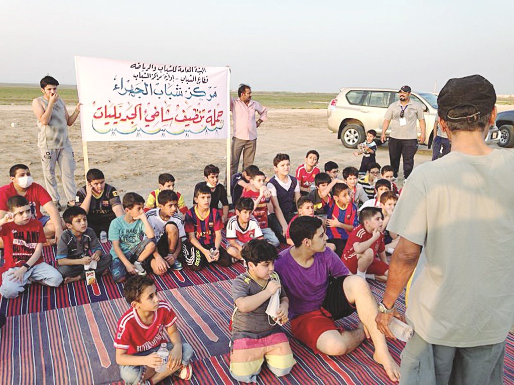 أعضاء الحملة يستمعون لمحاضرة في الهواء الطلق (تصوير زكريا عطية)