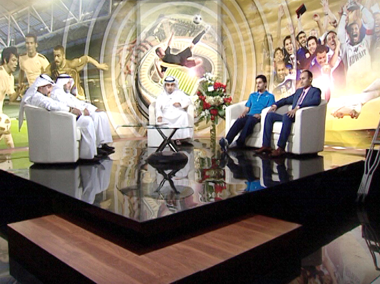 محمد جوهر حيات وصقر الملا يستمعان إلى ضيوف «الراي»