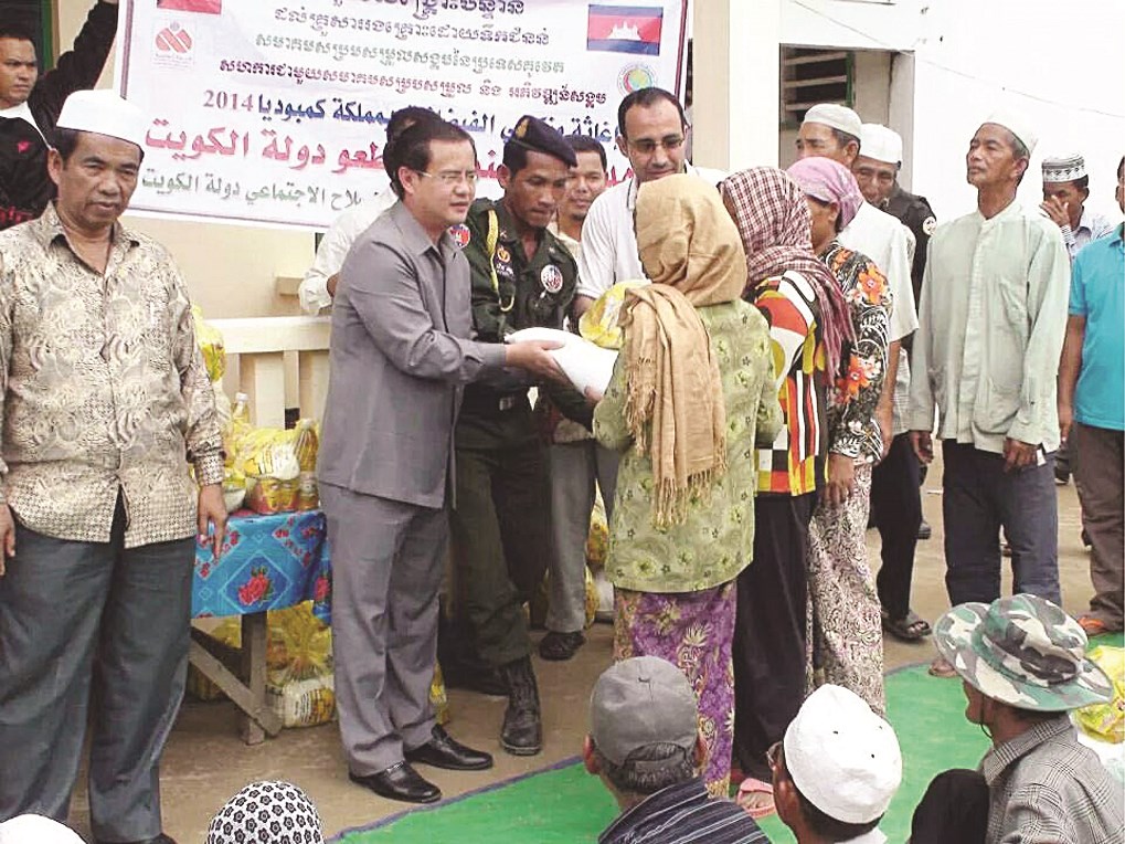 u062au0648u0632u064au0639 u0627u0644u0645u0633u0627u0639u062fu0627u062a u0641u064a u0645u0642u0631 u0627u0644u0645u0643u062au0628