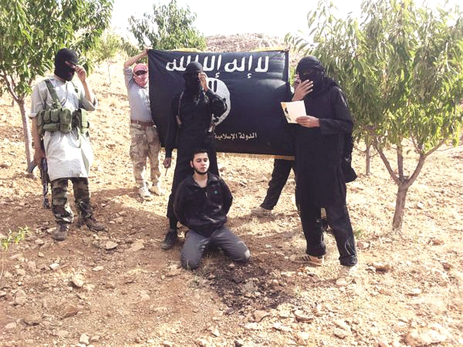 u0627u0644u062cu0646u062fu064a u0645u062fu0644u062c u0628u064au0646 u0645u062cu0645u0648u0639u0629 u0645u0646 u00abu062fu0627u0639u0634u00bb u0642u0628u0644 u0630u0628u062du0647