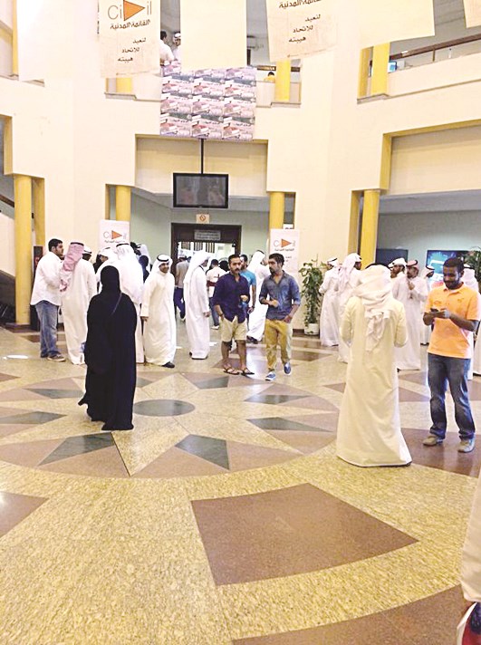 حضور طلابي لافت في بهو «العلوم الاجتماعية»