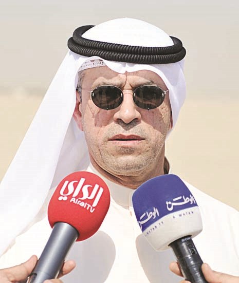 أبا الصافي متحدثا للصحافيين