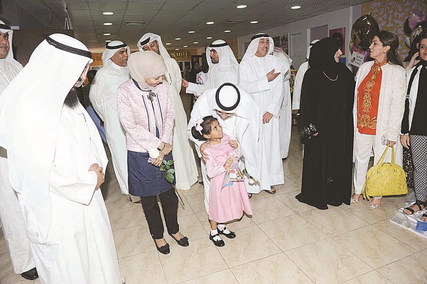 ... ويداعب طفلة في مدرسة حومة (تصوير نايف العقلة وجلال معوض)