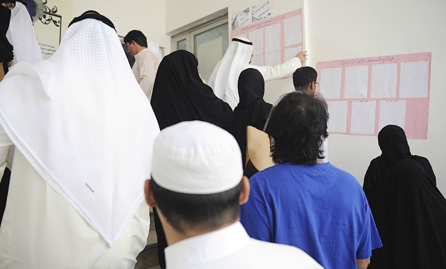 أولياء الأمور يعتصمون أمام باب إحدى المدارس