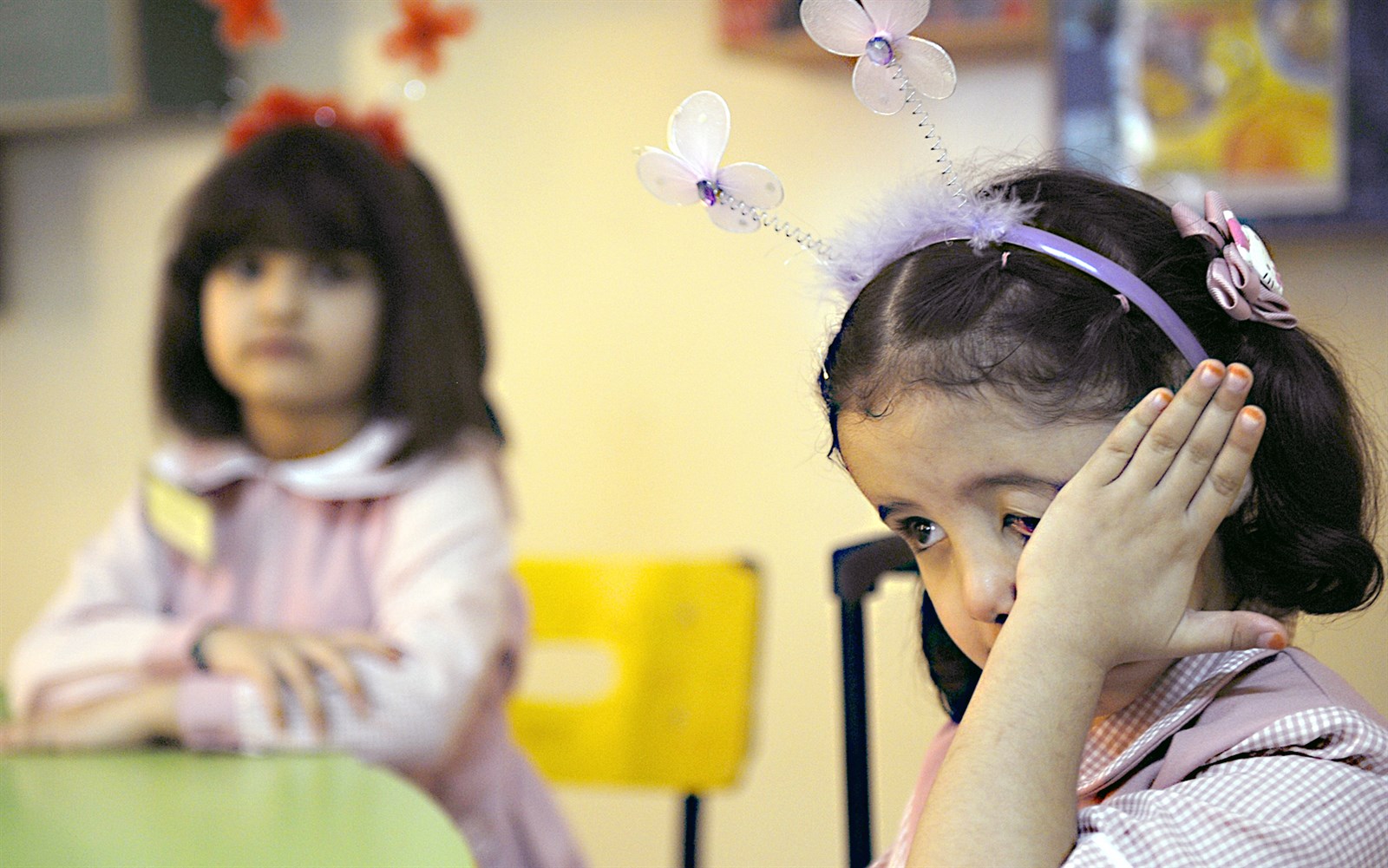 u0637u0641u0644u0629 u0628u062fu0623u062a u0639u0627u0645u0647u0627 u0627u0644u062fu0631u0627u0633u064a u0628u062fu0645u0639u0629 (u062au0635u0648u064au0631 u0646u0627u064au0641 u0627u0644u0639u0642u0644u0629)