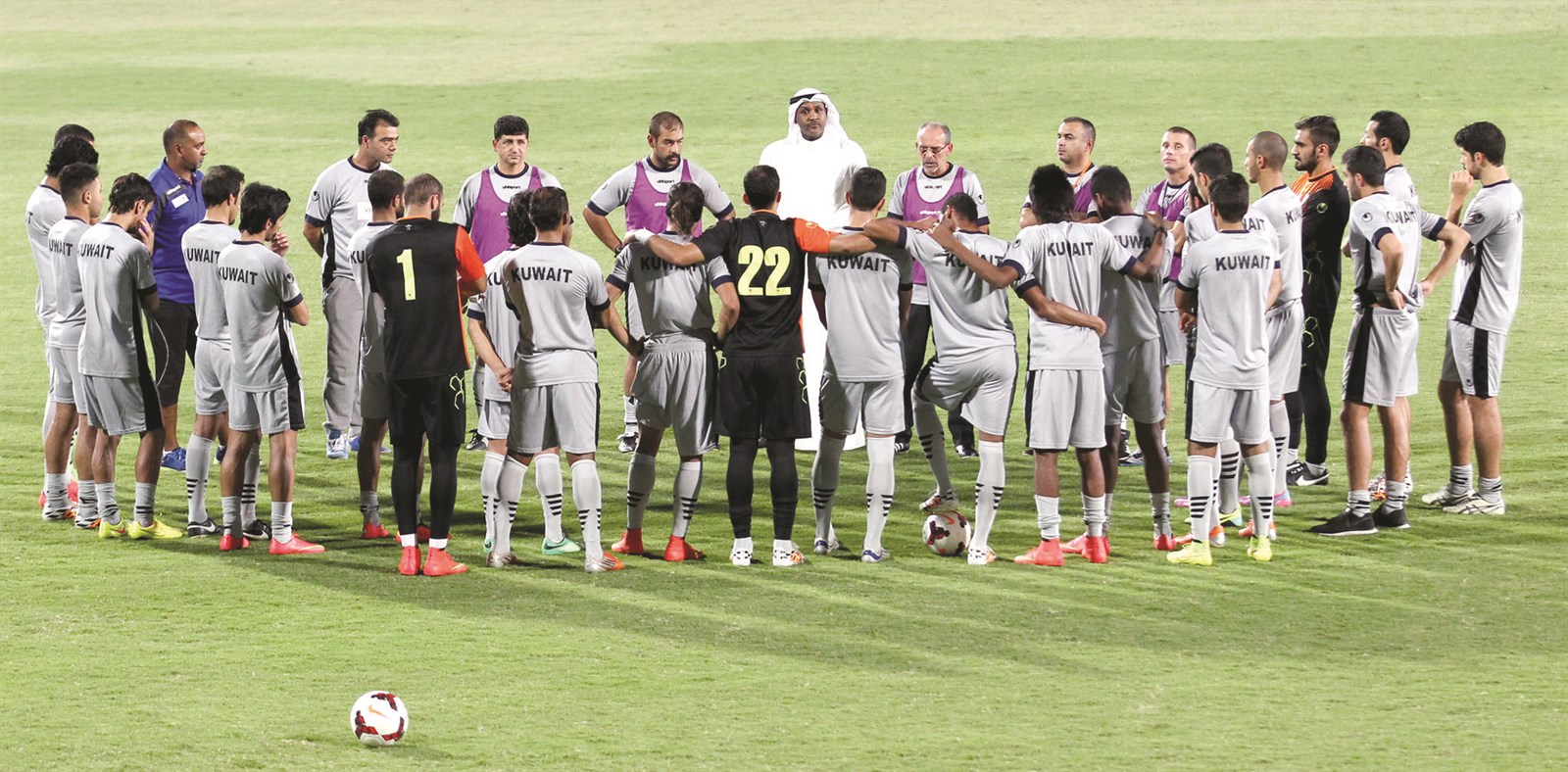 u0644u0627u0639u0628u0648 u00abu0627u0644u0627u0632u0631u0642u00bb u064au0633u062au0645u0639u0648u0646 u0627u0644u0649 u062au0639u0644u064au0645u0627u062a u0641u064au064au0631u0627 u0648u0641u0631u062c u0646u0641u0627u0639 (u0627u0644u0623u0632u0631u0642 u062fu0648u062a u0643u0648u0645)