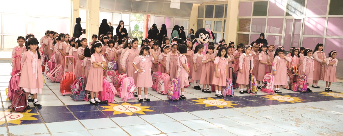 زهور في طابور الصباح (تصوير نايف العقلة)