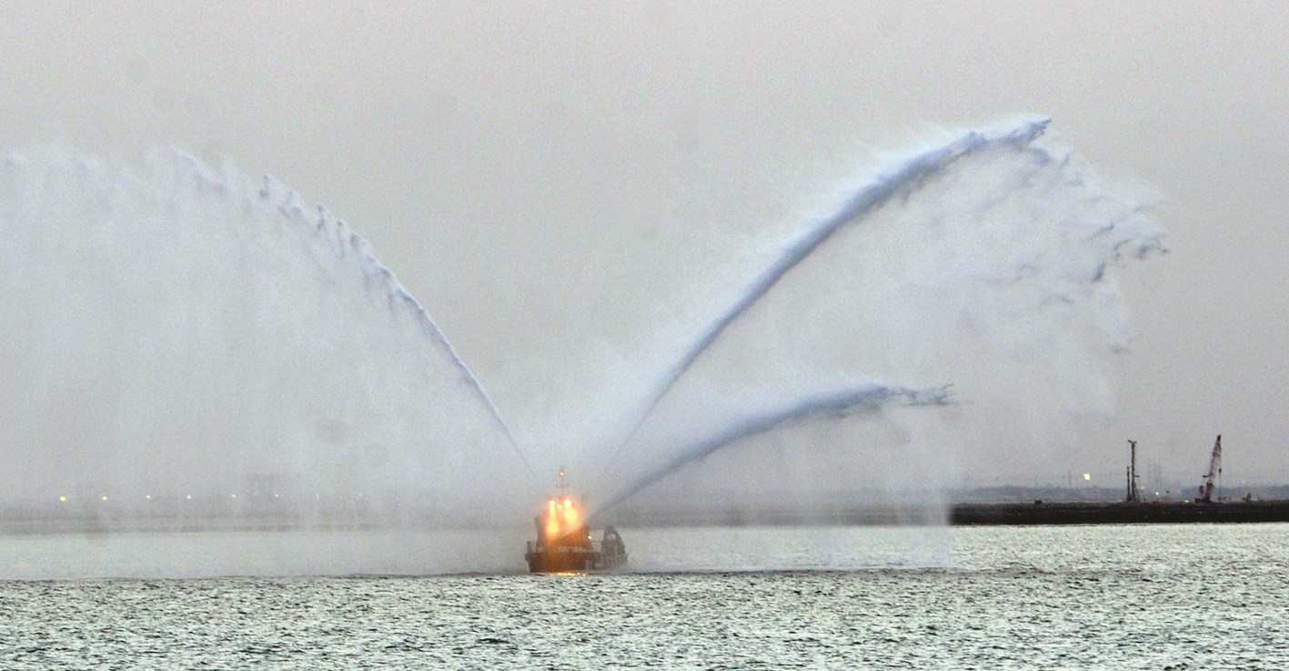 زوارق الإطفاء تحتفل بالمناسبة عبر استعراضات بحرية (تصوير نايف العقلة)