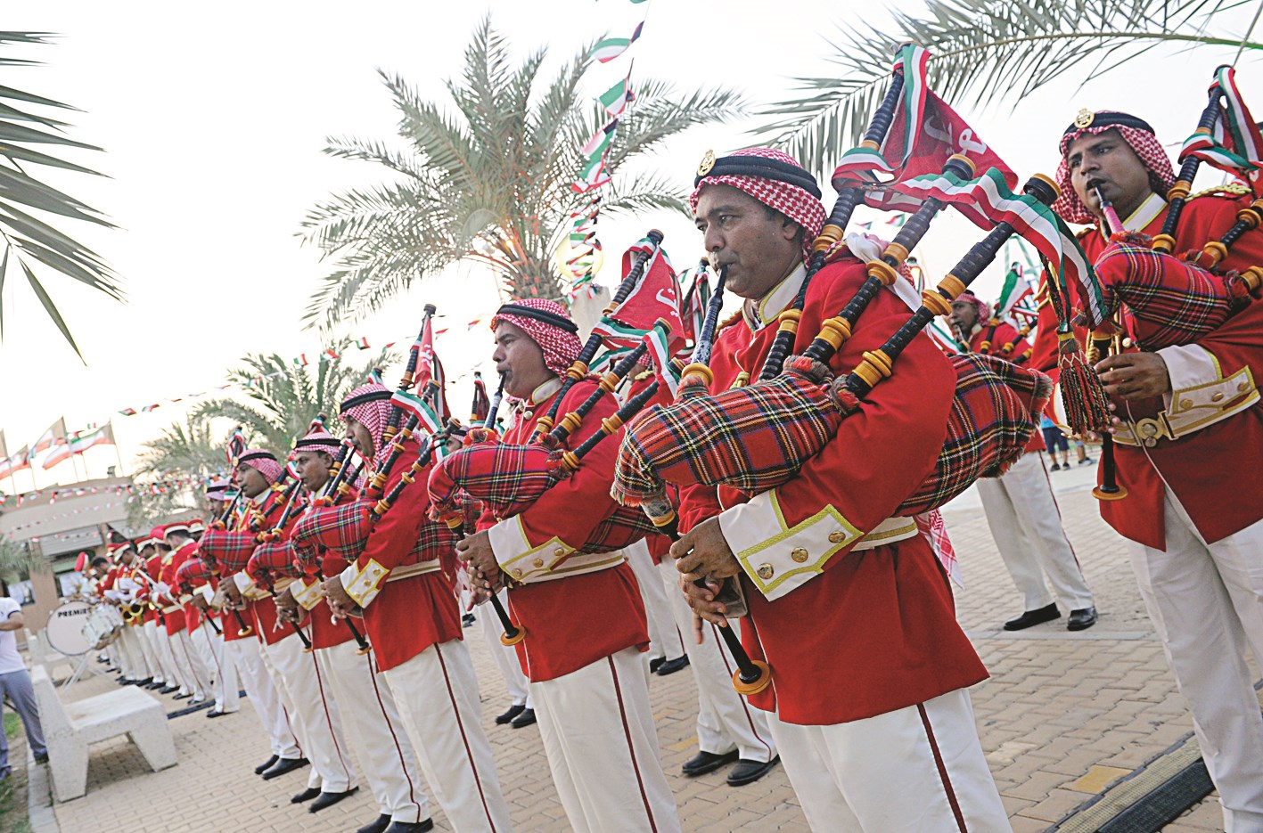 الفرقة النحاسية تعزف الموسيقى الاحتفالية
