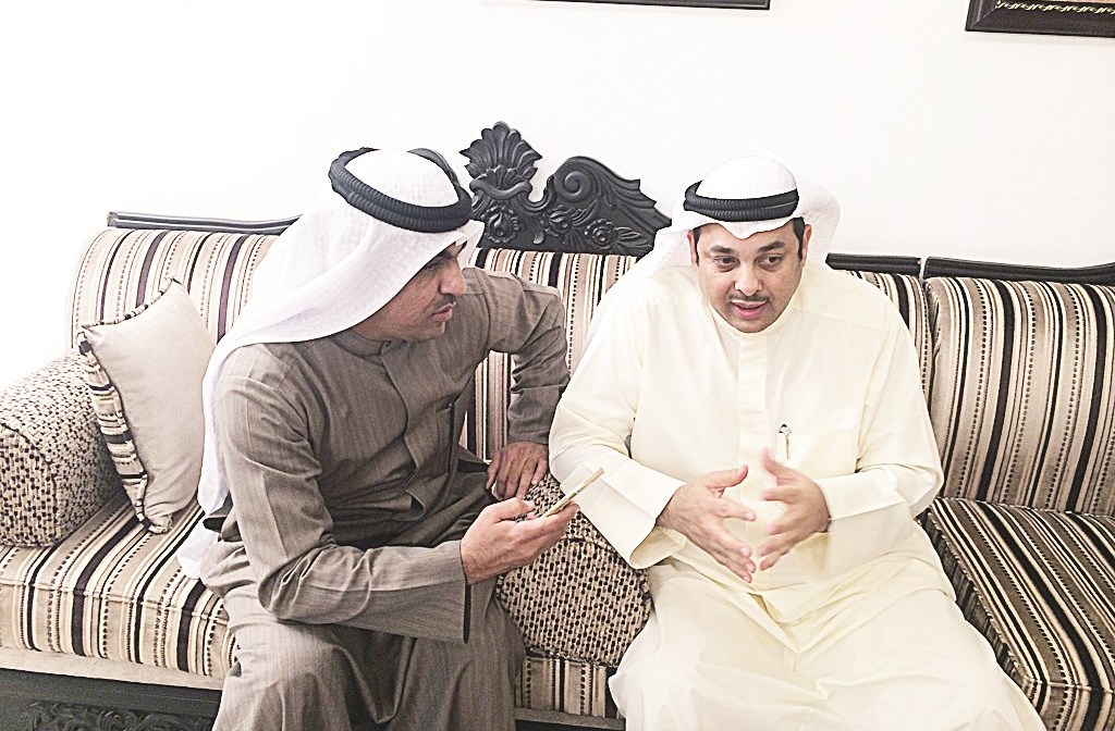 الصانع متحدثاً إلى الزميل فرحان الفحيمان