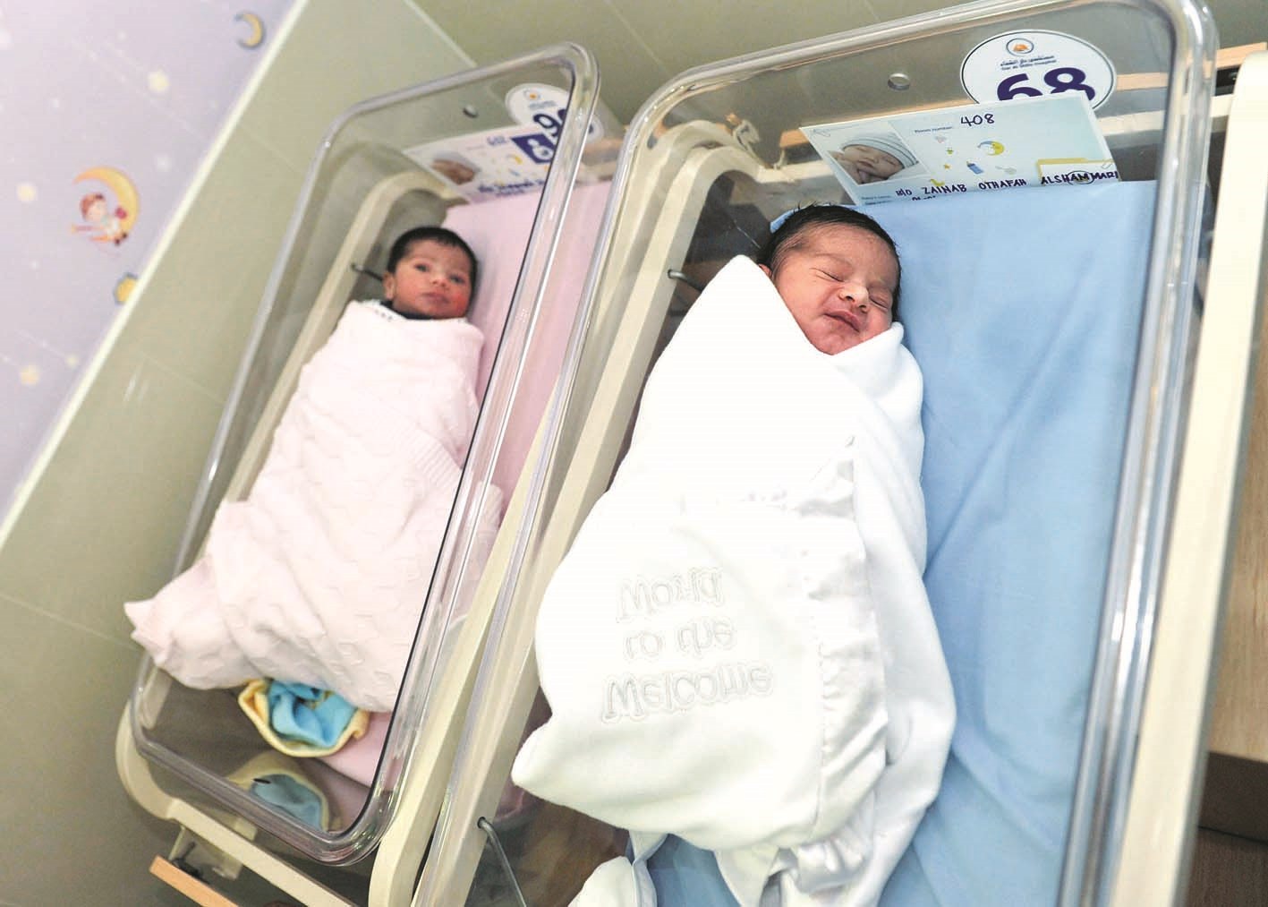 مولودان... متأمل ومتألم! (تصوير سعد هنداوي)