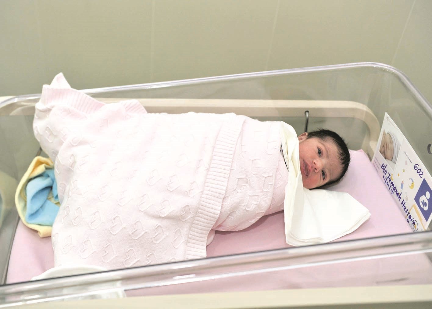 مولود يفتح عينيه على الحياة مع إطلالة العام الجديد