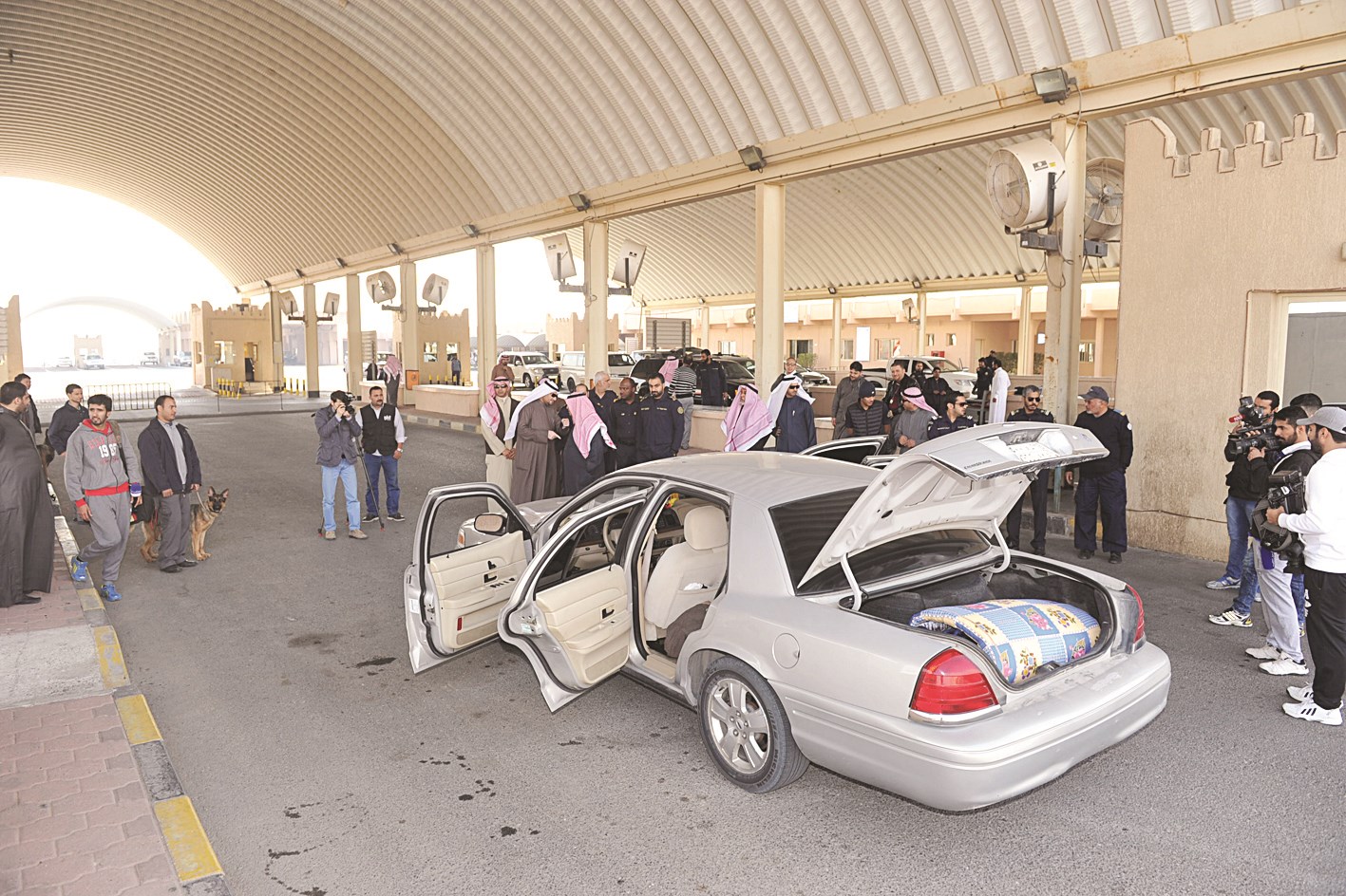 تفتيش إحدى السيارات