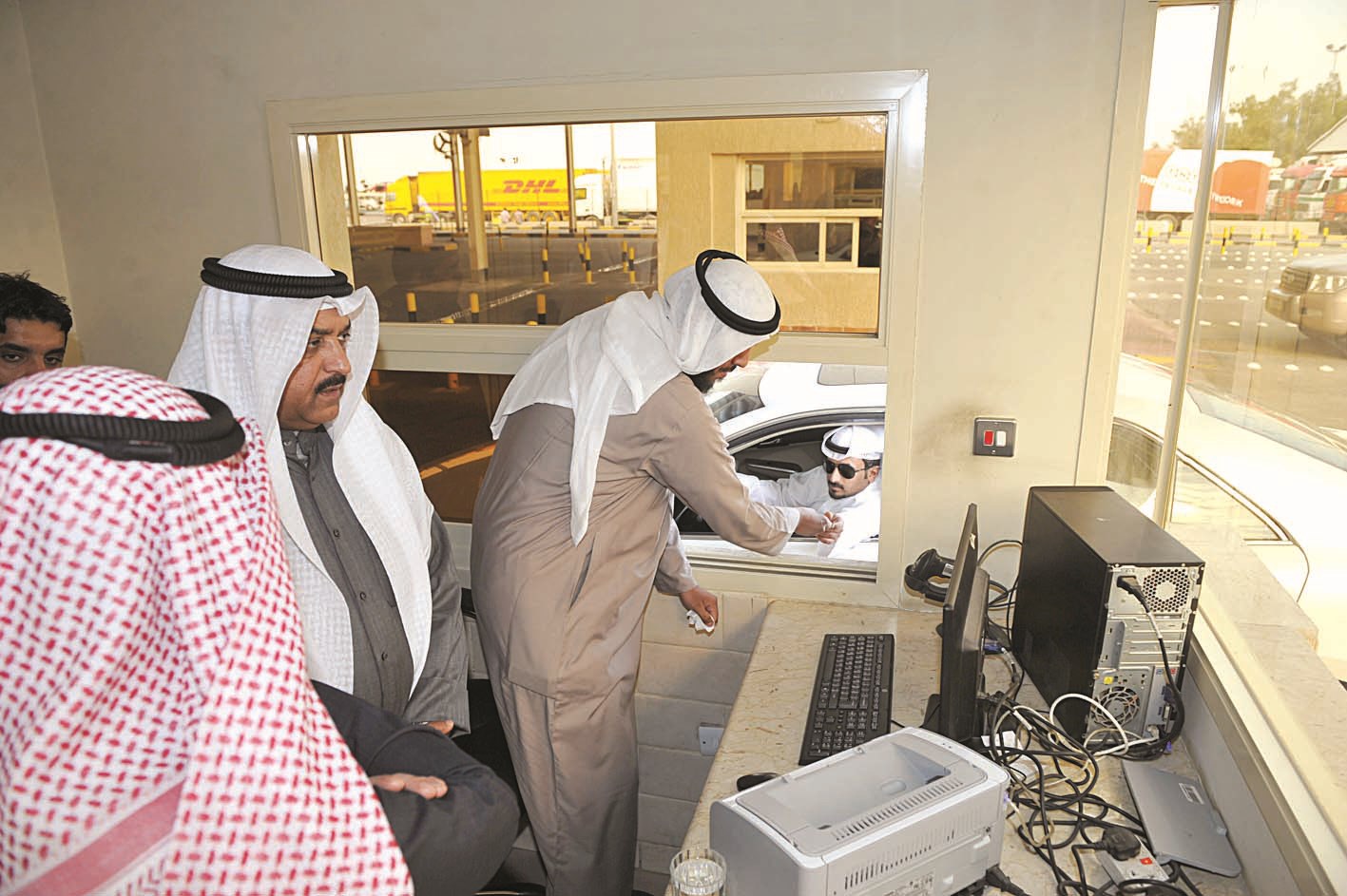 متابعة إنهاء إجراءات مسافر (تصوير نور هنداوي)