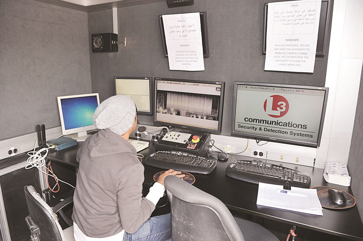 داخل غرفة متابعة فحص الشاحنات