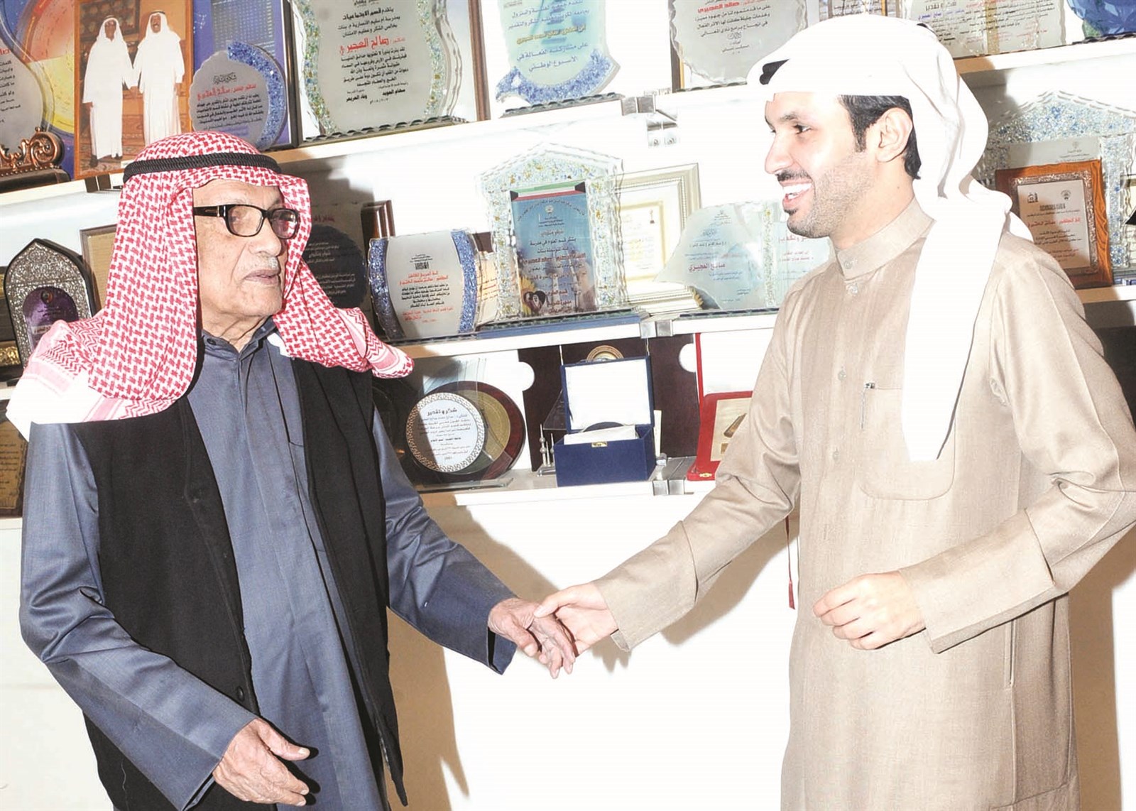 العجيري مع الزميل حمد السهيل بين الشهادات والدروع التي نالها