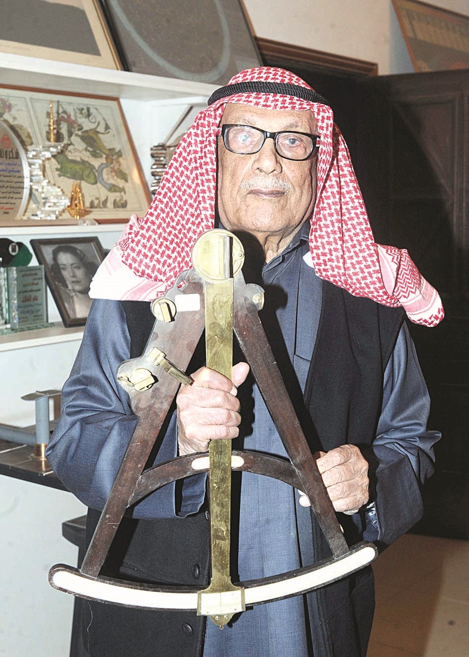 يحمل أحد أجهزة القياس