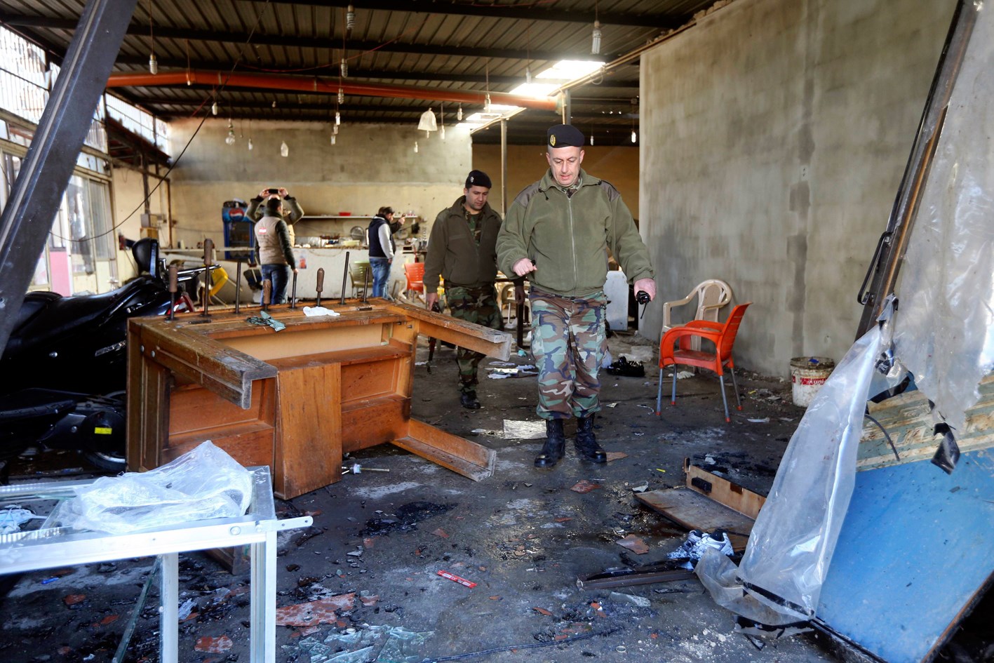 u062cu0646u0648u062f u0644u0628u0646u0627u0646u064au0648u0646 u064au0639u0627u064au0646u0648u0646 u0627u0644u0645u0642u0647u0649 u0627u0644u0630u064a u062du0635u0644 u0641u064au0647 u0627u0644u0627u0646u0641u062cu0627u0631 u0627u0644u0627u0646u062au062du0627u0631u064a u0641u064a u0637u0631u0627u0628u0644u0633 (u0631u0648u064au062au0631u0632)