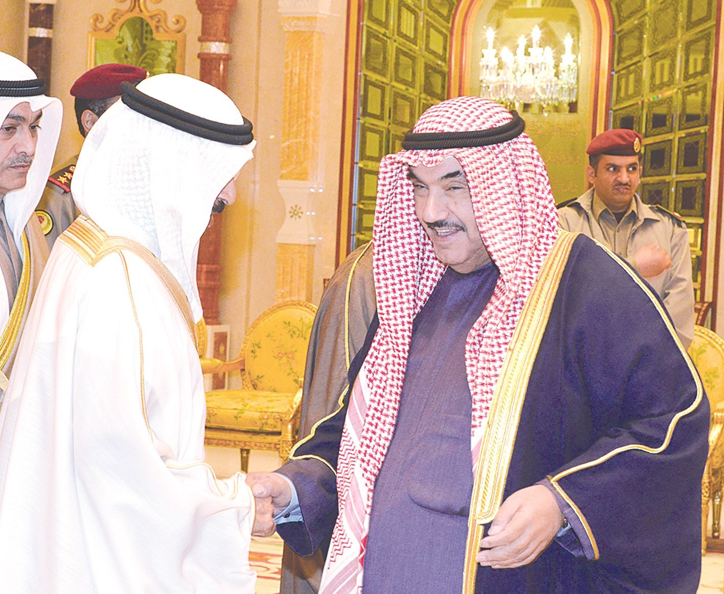 ناصر المحمد مصافحاً الضيف