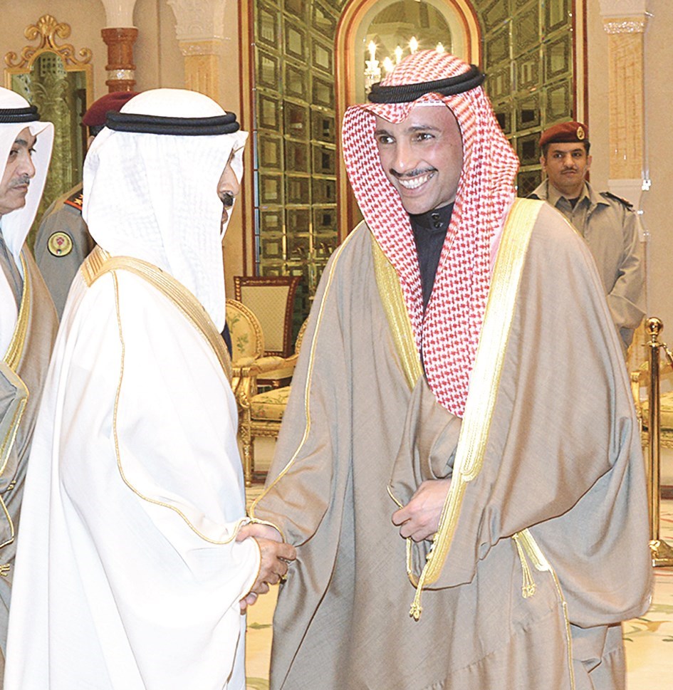 الغانم مصافحاً الضيف