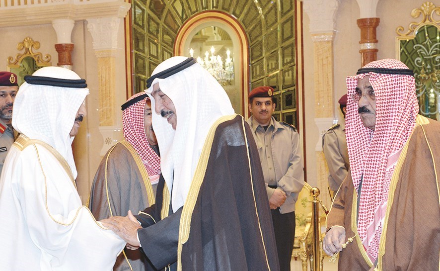 خليفة بن سلمان مصافحاً جابر العبدالله وبدا فيصل السعود