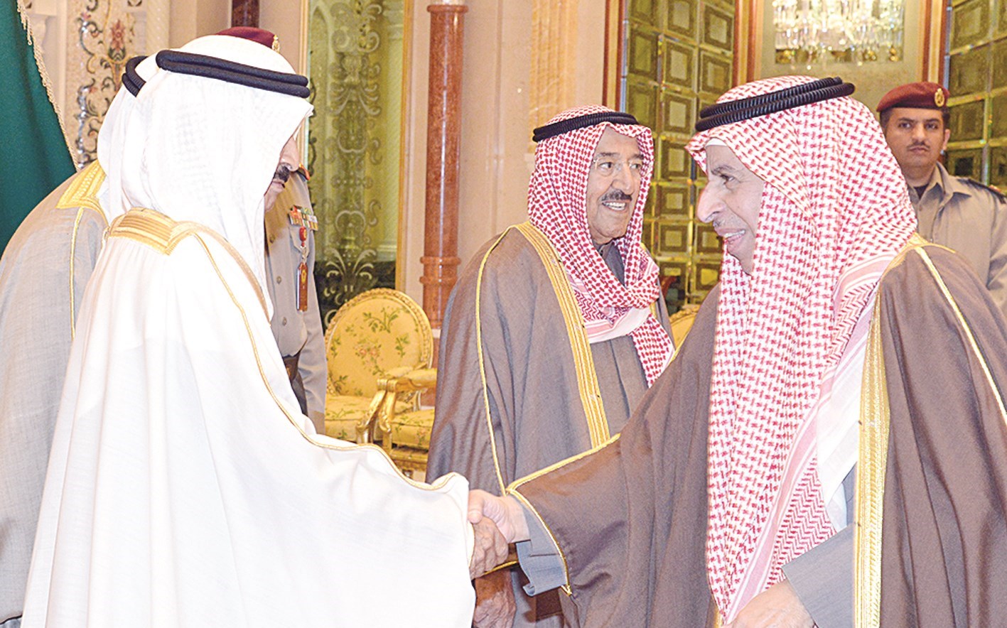 السفير السعودي مصافحاً رئيس الوزراء البحريني