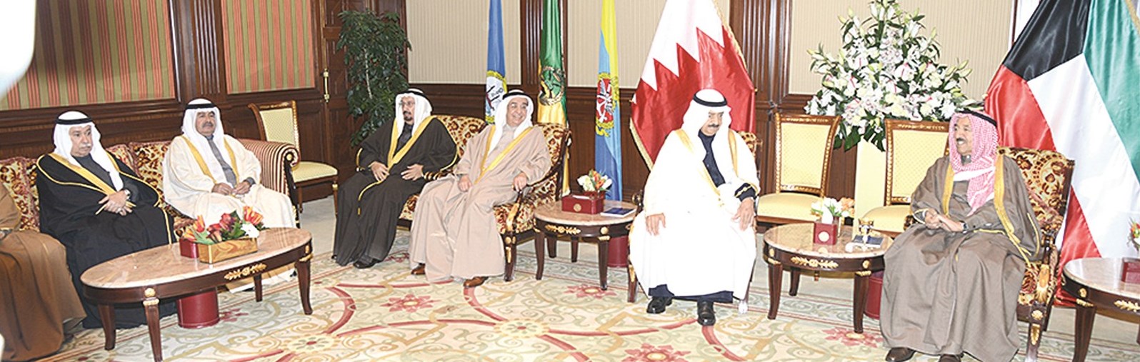 الأمير لدى محادثاته مع رئيس وزراء البحرين والوفد المرافق