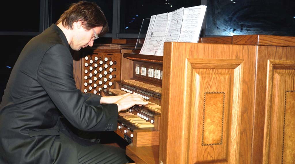 u0643u0631u064au0633u062au064au0627u0646 u0634u0645u064au062a u064au0639u0632u0641 u0645u0642u0637u0648u0639u0627u062au0647 u0627u0644u0645u0648u0633u064au0642u064au0629 (u062au0635u0648u064au0631 u0646u0627u064au0641 u0627u0644u0639u0642u0644u0629)