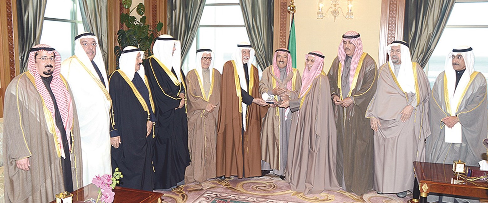 سمو الأمير متوسطاً أصحاب الدواوين