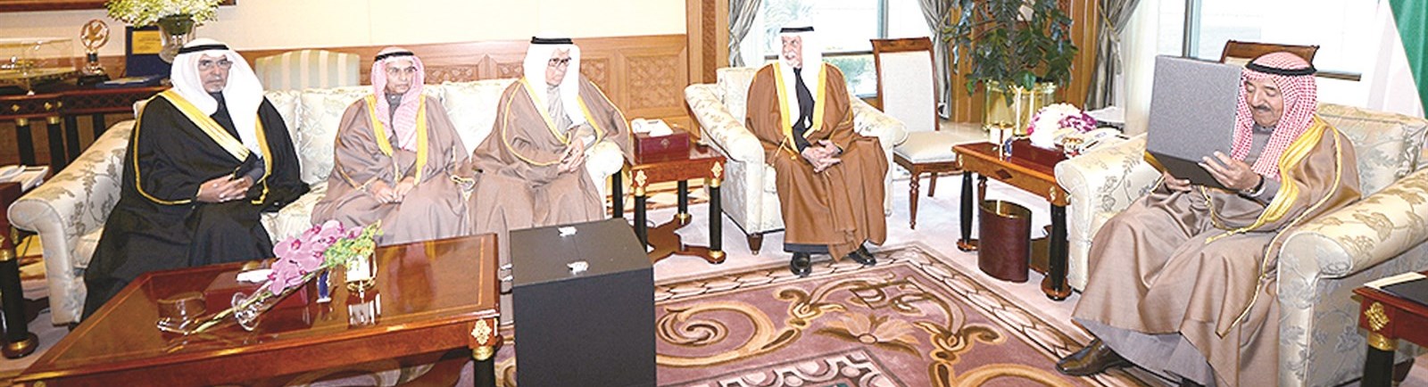 سمو الأمير يطلع على هدية أصحاب الدواوين