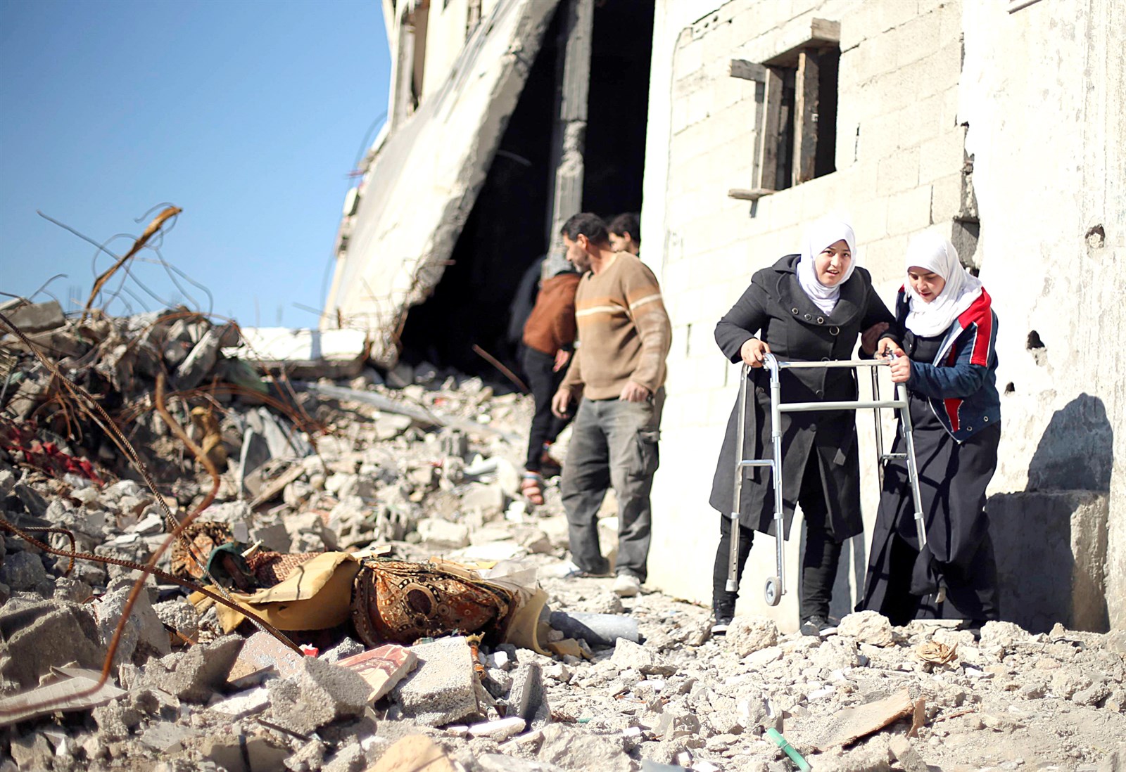 u0645u0646u0627u0631 (15 u0639u0627u0645u0627u064b) u0627u0644u062au064a u0641u0642u062fu062a u0631u062cu0644u064au0647u0627 u0628u0642u0635u0641 u0625u0633u0631u0627u0626u064au0644u064a u062au0633u064au0631 u0628u0645u0633u0627u0639u062fu0629 u0639u0643u0627u0632u0647u0627 u0623u0645u0627u0645 u0645u0646u0632u0644u0647u0627 u0627u0644u0645u062fu0645u0631 u0641u064a u0628u064au062a u062du0627u0646u0648u0646 u0623u0645u0633 (u0631u0648u064au062au0631u0632)