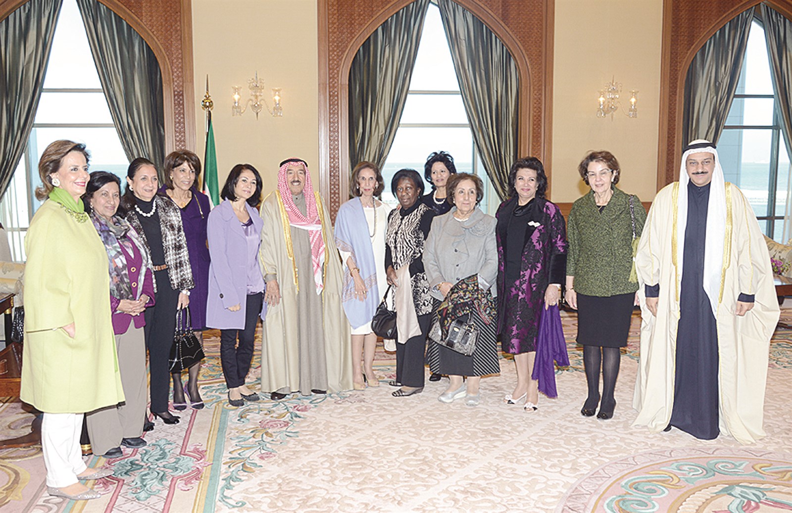 الأمير متوسطاً أعضاء المبادرة الكويتية لمساندة الشعب المصري