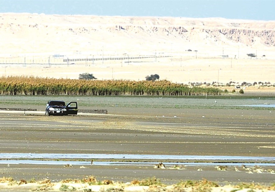 سيارة «مغرزة» رفض الحمود مساعدتها لأنها تحمل قوانيص يعتدون على البيئة