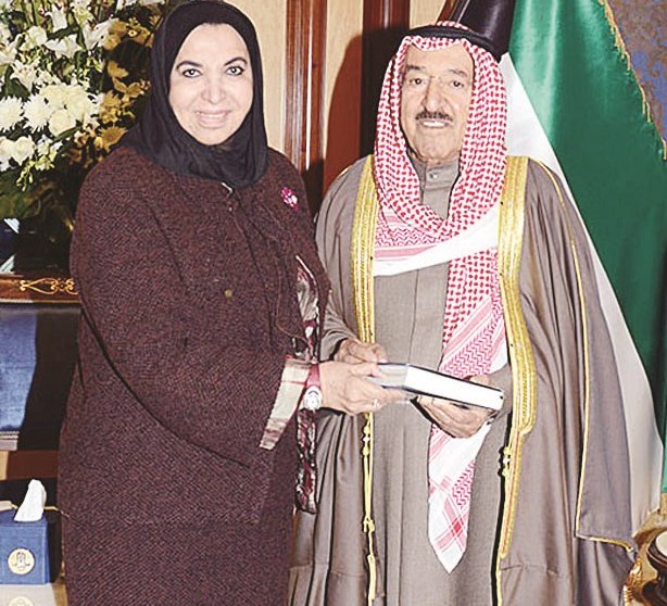 ... ومتسلماً الكتاب من سعاد الصباح