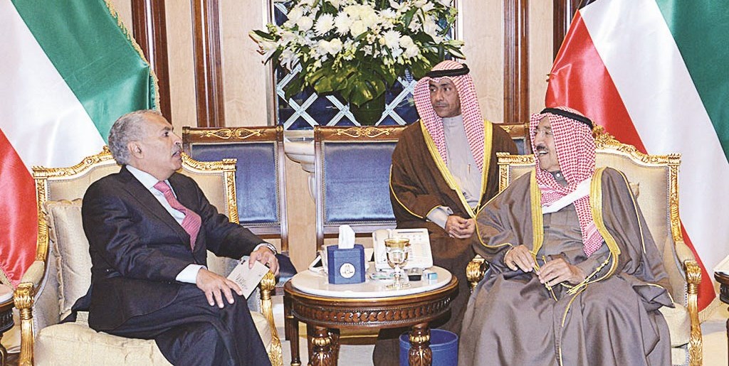 سمو الأمير مستقبلاً وزير خارجية اليمن