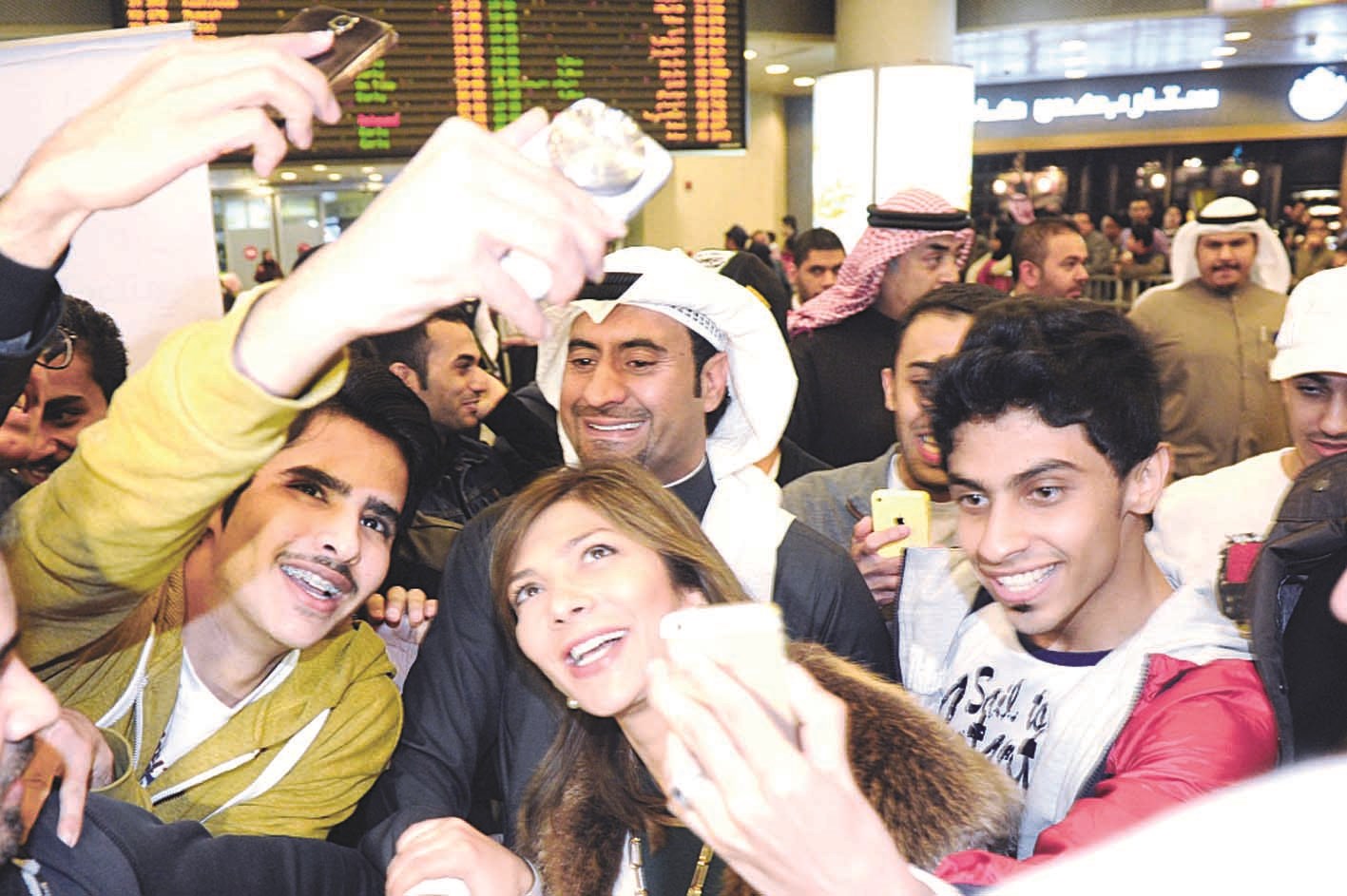 أصالة نصري تلتقط صور «سيلفي» مع معجبيها