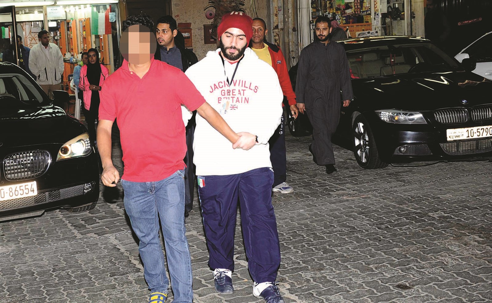 ضابط مباحث يمسك بأحد المخالفين بعد هروبه