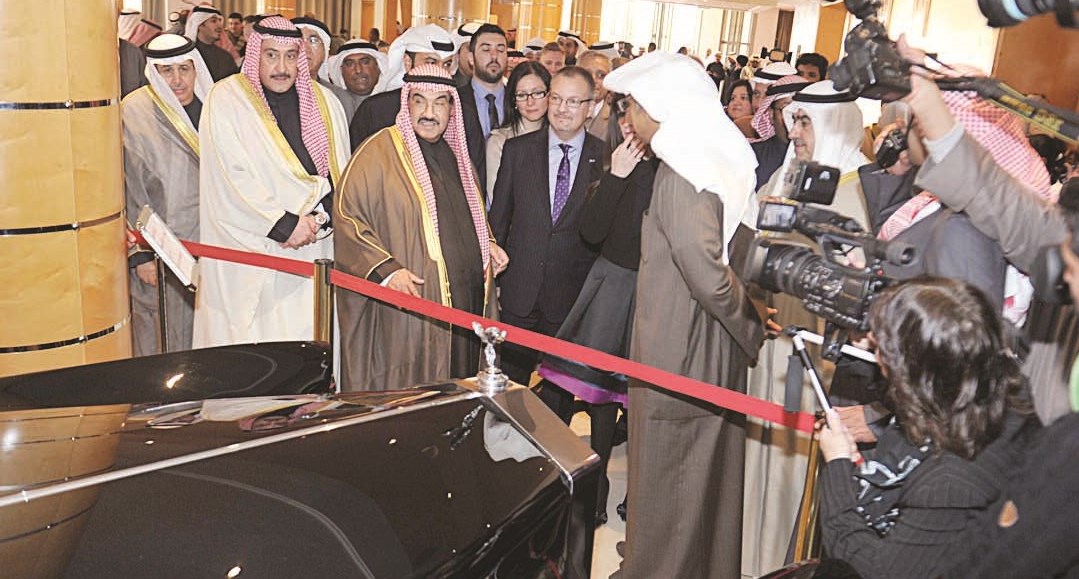 في جناح السيارات الفاخرة