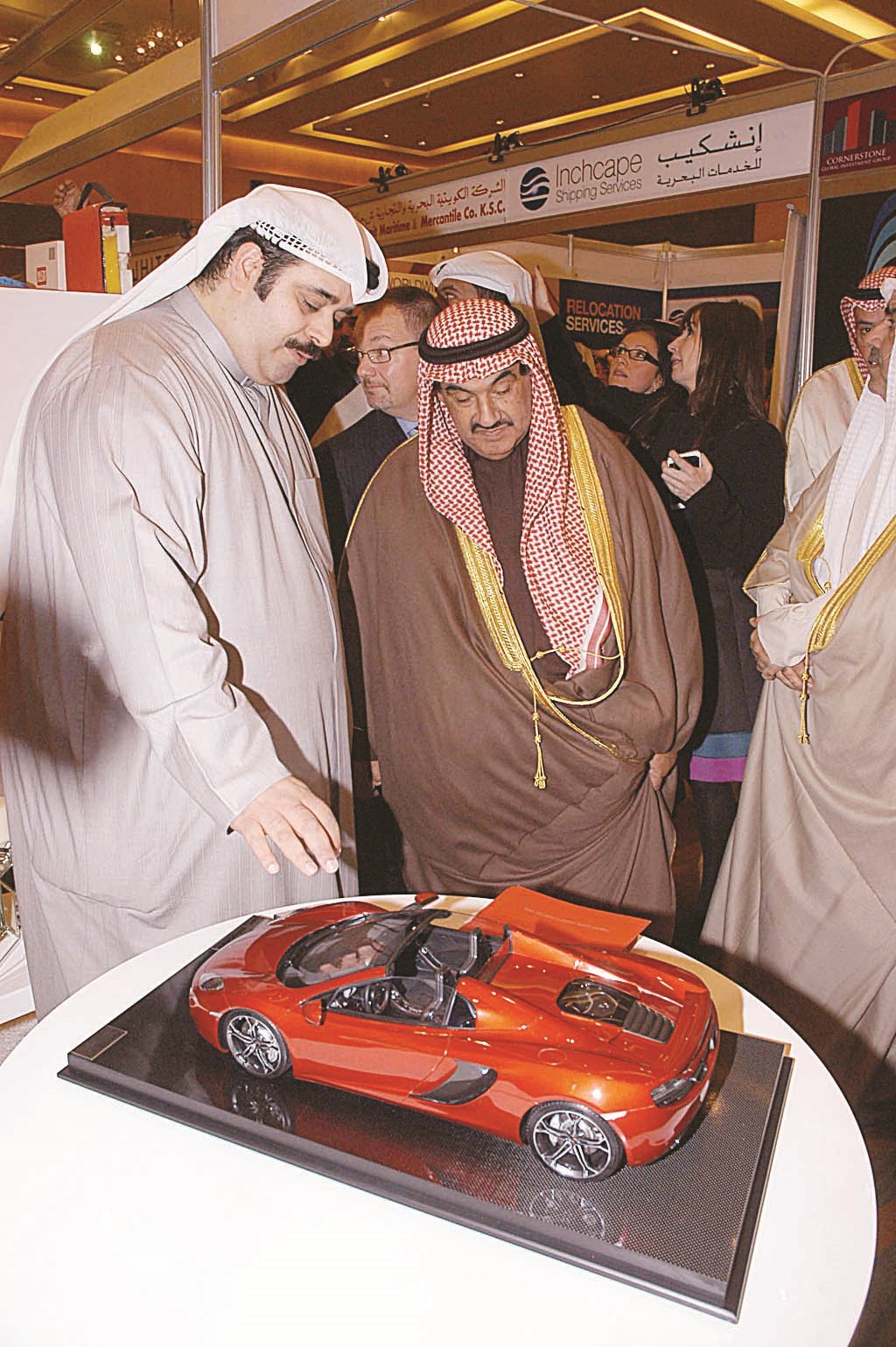 المحمد يطلع على «مجسّم» سيارة حديثة