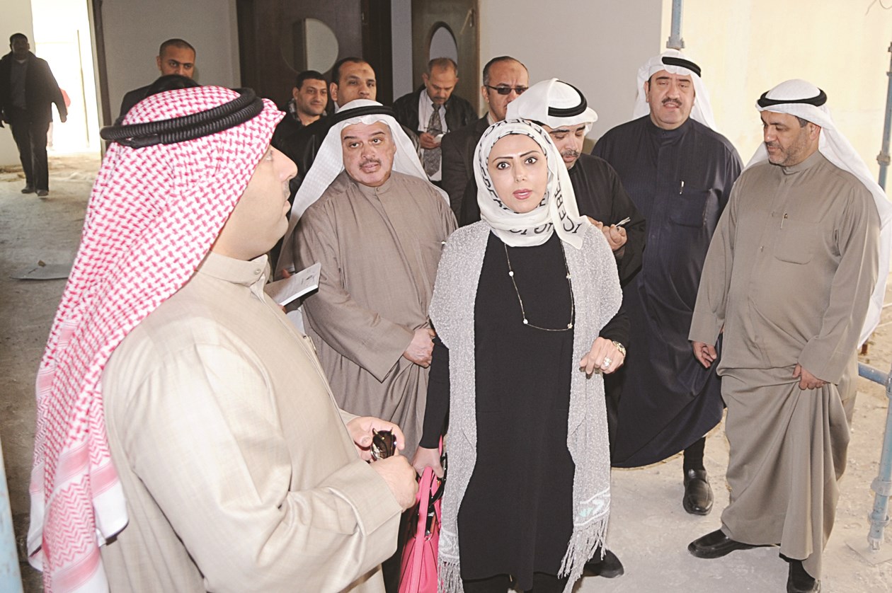 أعضاء لجنة متابعة فحص المختبرات في مستهل الجولة