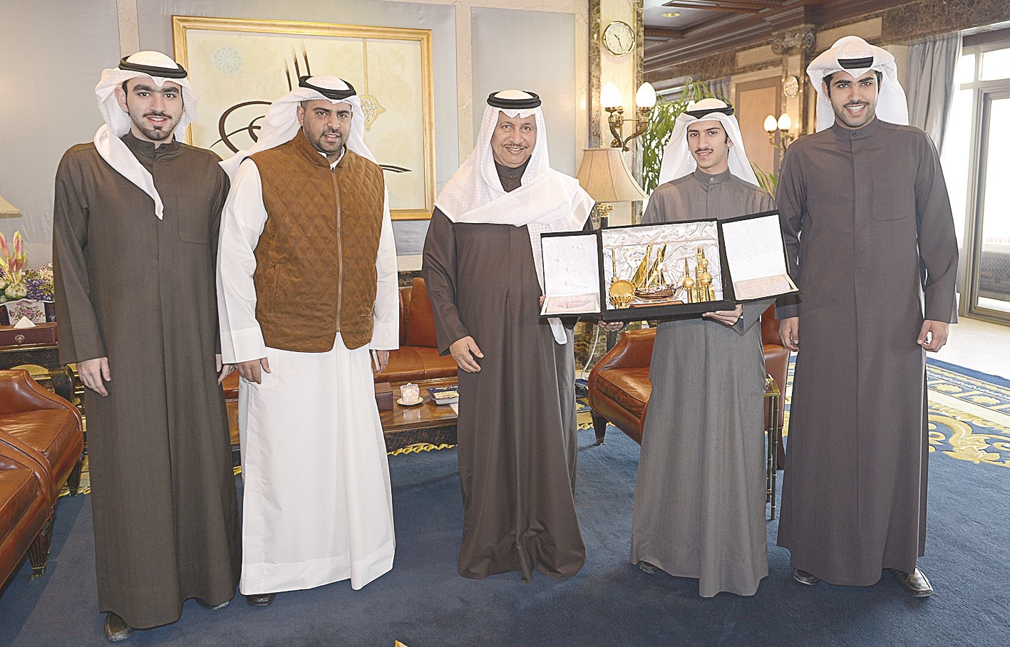 ... ويتلقى درعاً تذكارية من وفد اتحاد الطلبة