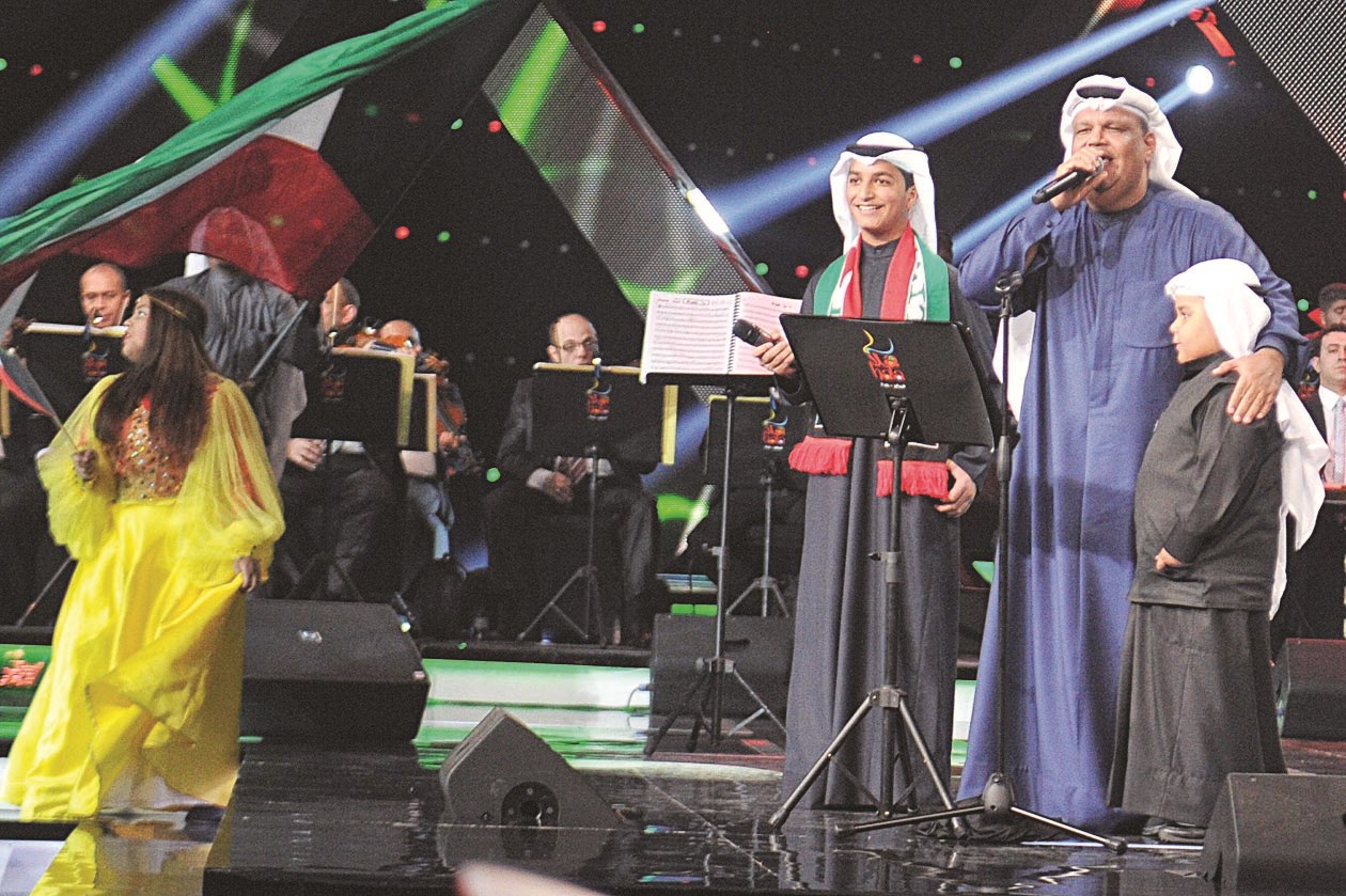 «بوشعيل» يتوسط الطفلين بدر العطوان وناصر المشاري