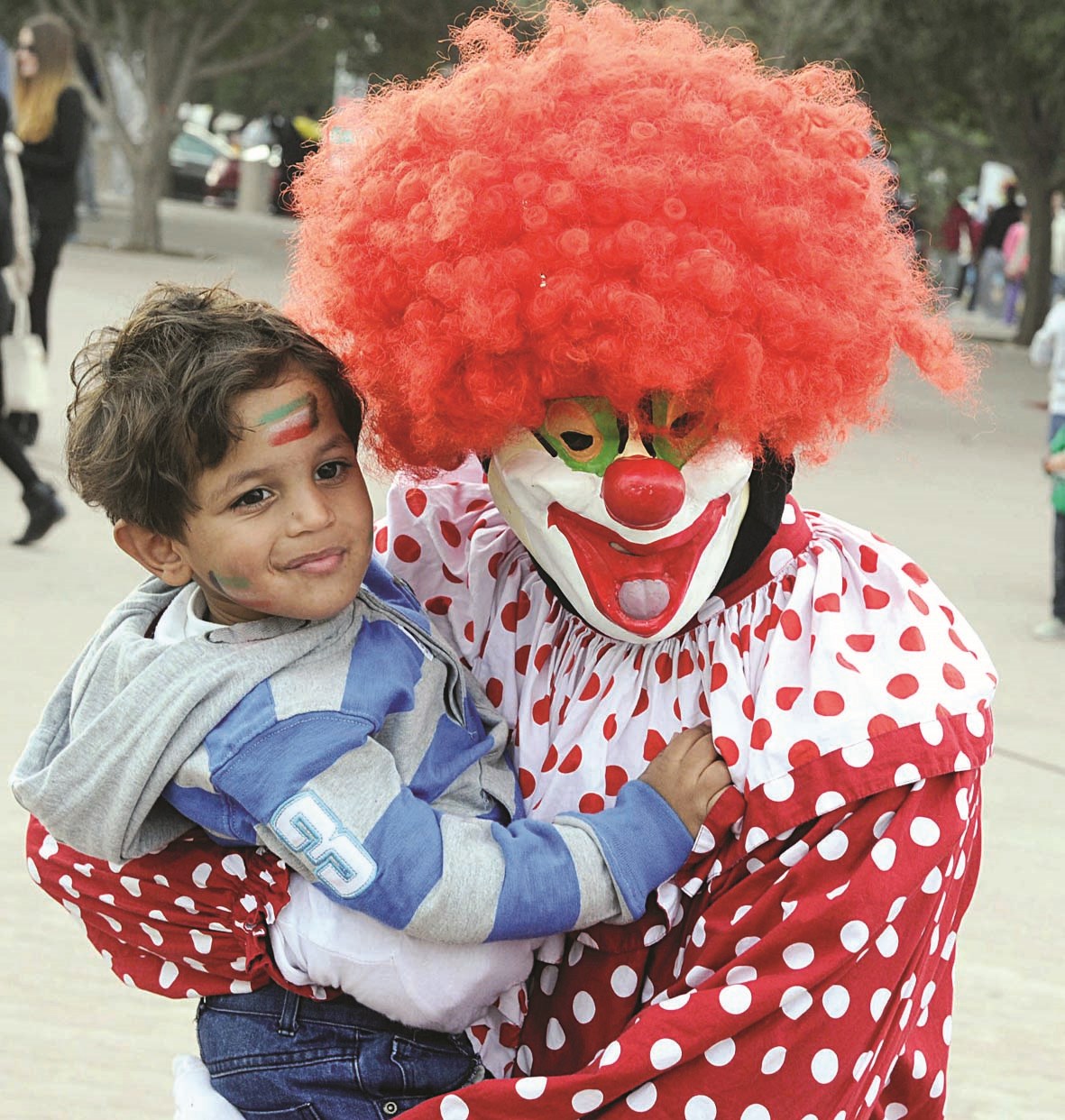 «المهرج» يحمل طفلاً