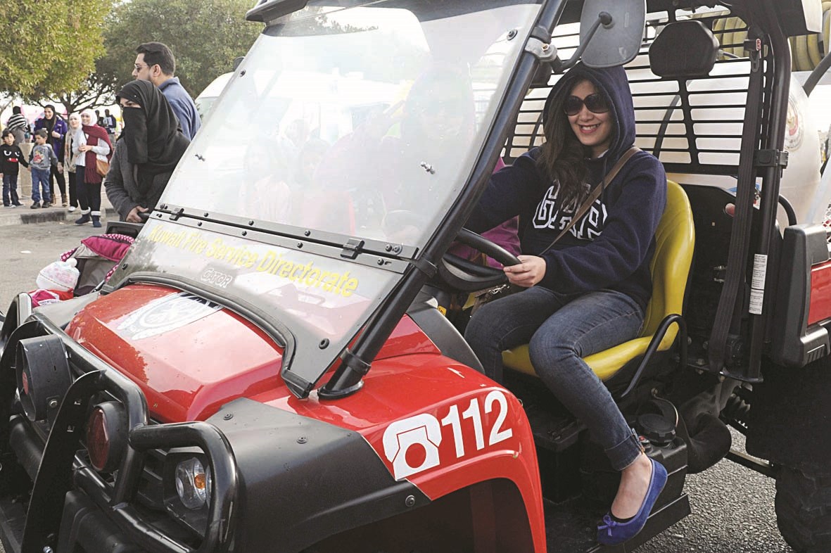 حسناء في مركبة عصرية