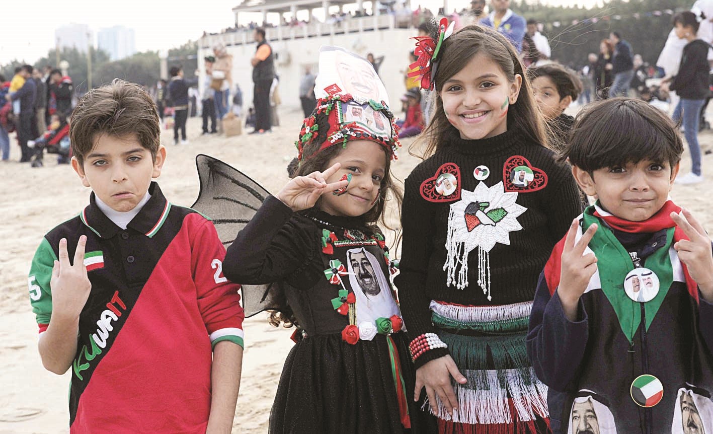 أطفال بأعلام وطنية