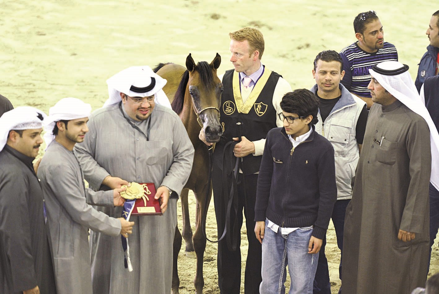 تكريم صاحب أحد الخيول الفائزة